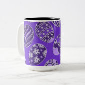 装飾紫色のイースターエッグコーヒーマグ ツートーンマグカップ (正面左)