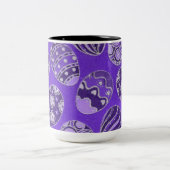 装飾紫色のイースターエッグコーヒーマグ ツートーンマグカップ (中央)