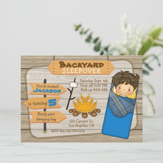 裏庭で眠るバースデーパーティーの招待 招待状 (スタンド正面)