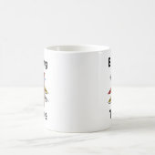 裏庭の鳥の餌台で食事中の鳥好き コーヒーマグカップ (中央)