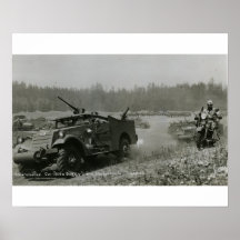 補給車と自動二輪車