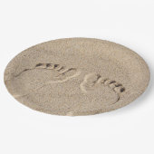 裸の足の足跡を砂に ペーパープレート (アングル)