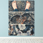 裸の足、サングラスと草の柱の上の花 キャンバスプリント (インサイチュ (ウッドフロア))