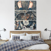 裸の足、サングラスと草の柱の上の花 キャンバスプリント (インサイチュ (寝室))