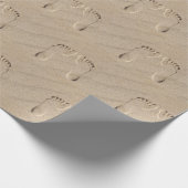 裸足の足跡が残る砂浜 ラッピングペーパー (角)