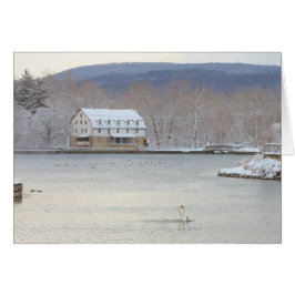 製造所および丘が付いている池の白鳥