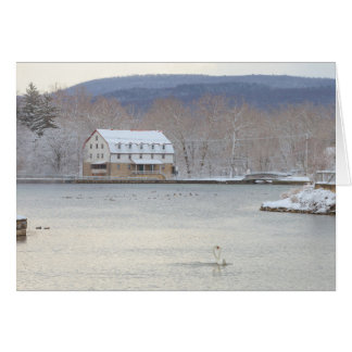 製造所および丘が付いている池の白鳥