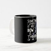 複合おもしろい弓矢ハンター狩りギフト ツートーンマグカップ (正面左)