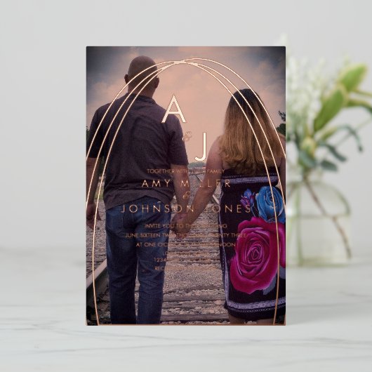 複数の写真縁どを結婚押した 箔招待状 (立ち正面)