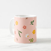 複数の色の花が描かれたピーチ色の背景 コーヒーマグカップ (正面左)