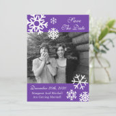 複数の雪の結晶の写真を使ったSave The Datesのご案内(紫) 招待状 (スタンド正面)