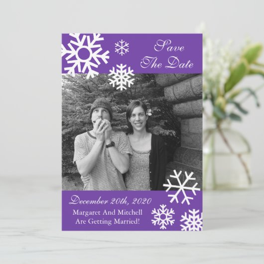 複数の雪の結晶の写真を使ったSave The Datesのご案内(紫) 招待状 (スタンド正面)