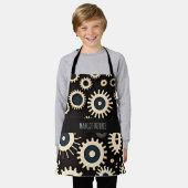 複雑なギアベージュの幾何学的パターン エプロン (着用した状態)