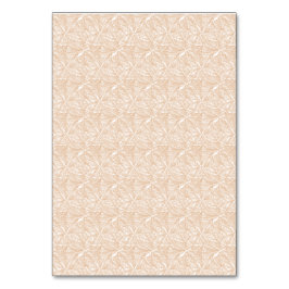 複雑なモチーフの茶色い敷物が床に置かれている テーブルナンバー