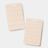 複雑なモチーフの茶色い敷物が床に置かれている バッジ (正面＆裏面)