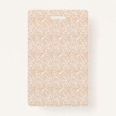 複雑なモチーフの茶色い敷物が床に置かれている バッジ (正面)