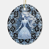 複雑な雪の結晶に囲まれた曇りプリンセス セラミックオーナメント (左)