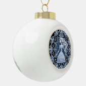 複雑な雪の結晶に囲まれた曇りプリンセス セラミックボールオーナメント (左)