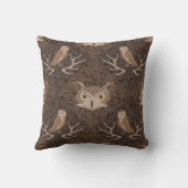 褐色のコケ模様の上に納屋とフクロウ クッション (裏面)