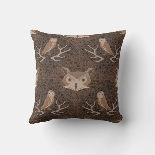 褐色のコケ模様の上に納屋とフクロウ クッション (裏面)