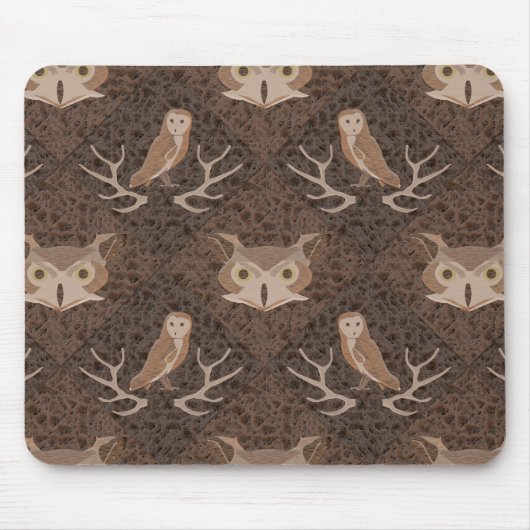 褐色のコケ模様の上に納屋とフクロウ マウスパッド (正面)