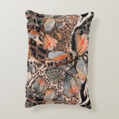 褐色の花のパターを持つ野生のアフリカの動物の皮 アクセントクッション (裏面(縦))