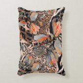 褐色の花のパターを持つ野生のアフリカの動物の皮 アクセントクッション (正面(垂直))