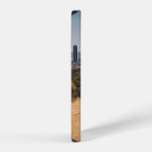 褐色の草に囲まれたキリン iPhoneケース (右側面)