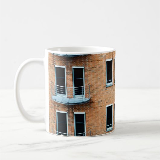 褐色レンガ壁建物 コーヒーマグカップ (左)