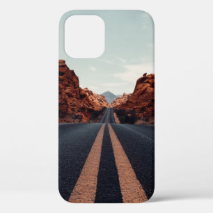 褐色岩形成UN間の黒アスファルト道路 iPhone 12ケース
