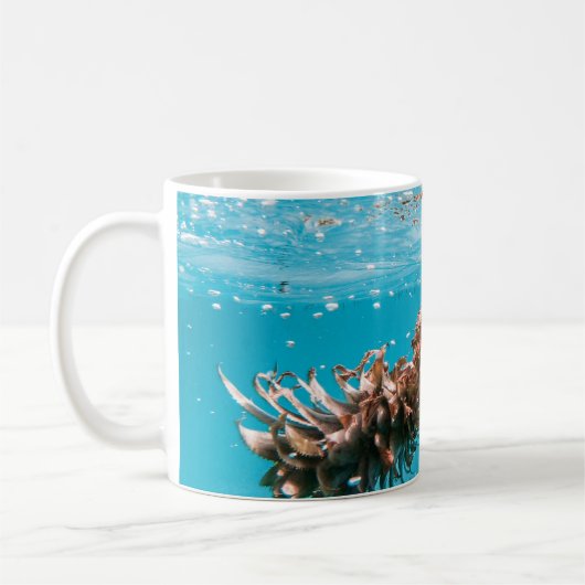 褐色植物に水滴 コーヒーマグカップ (左)