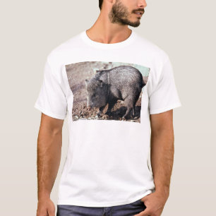 襟首をつかまれたペッカリー(javelina) tシャツ