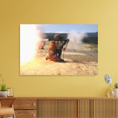 襲撃者がロケット推進弾を発射する キャンバスプリント (インサイチュ (リビング))