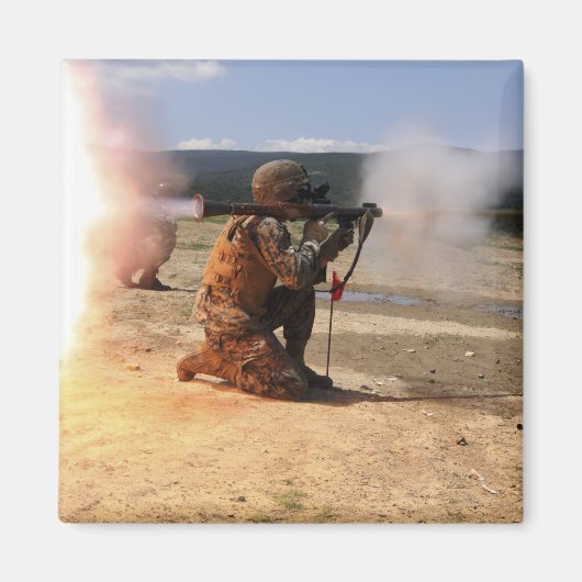 襲撃者がロケット推進弾を発射する マグネット (正面)