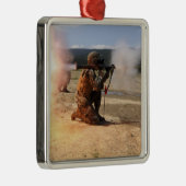 襲撃者がロケット推進弾を発射する メタルオーナメント (右)