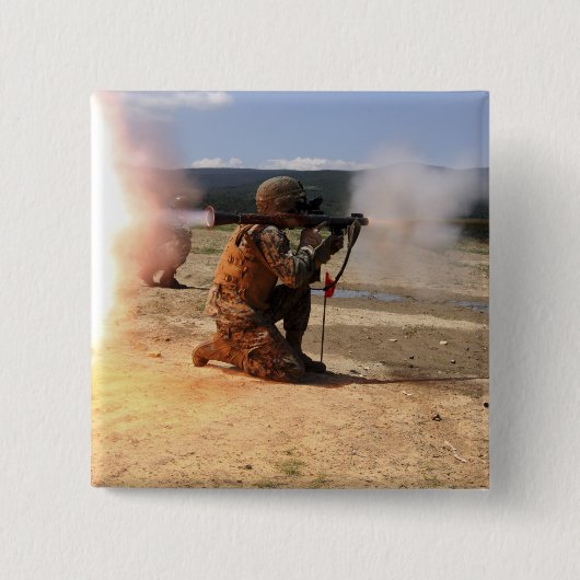 襲撃者がロケット推進弾を発射する 缶バッジ (正面)