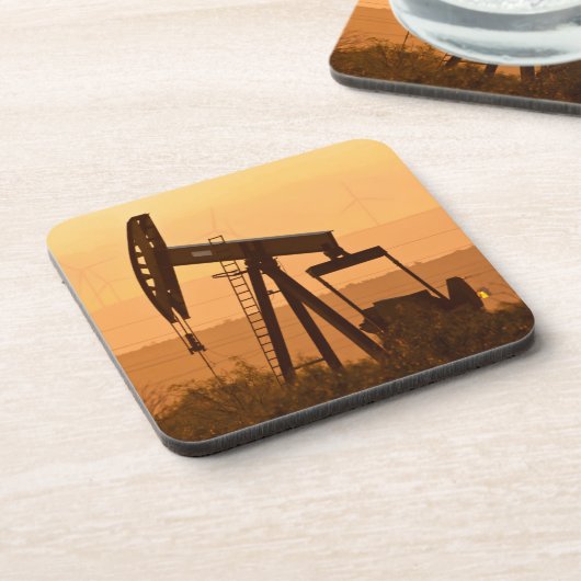 西のテキサス州のポンプジャックのポンプ作動液、米国 コースター (左側)