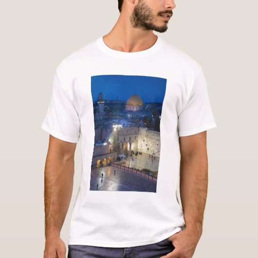 西の壁プラザの夜遅くの景色 Tシャツ (正面)