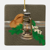 西カウボーイハットランタンフェイクウッドレザープリント セラミックオーナメント (裏面)