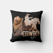 西ブーツのカウボーイハットに乗るカウボーイ クッション (正面)