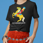 西女性のカーボーイオン馬のメッセージカスタムグラフィック Tシャツ<br><div class="desc">スタイルに乗る馬に乗る女性のカーボーイのレトロなスタイルイラストレーションを特徴とするおもしろいグラフィックティー。以下は、白い西洋のスタイル文字にあなたの独自のメッセージやスローガンを追加する場所である。</div>