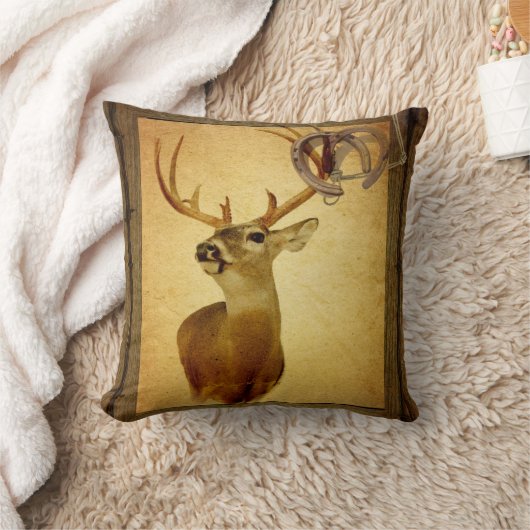 西部の初期のな納屋の木製の木びき台の白い尾シカ クッション (ブランケット)