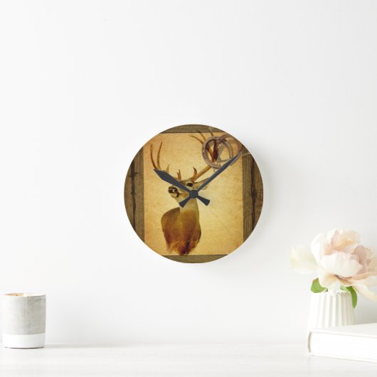 西部の初期のな納屋の木製の木びき台の白い尾シカ ラウンド壁時計 (ホーム)
