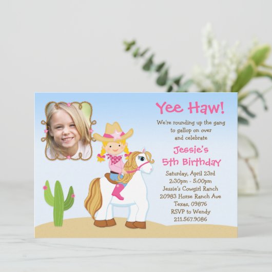 西部の女性のカーボーイの馬の誕生日のパーティの招待状 招待状 (スタンド正面)