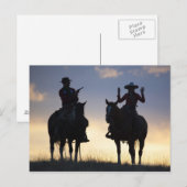 西部劇のカウボーイのシルエットが、ピストルを西部劇の女カウボーイに向けている ポストカード (正面/裏面)
