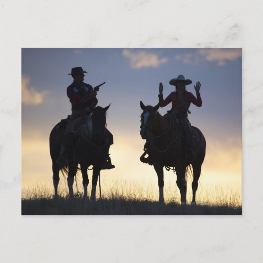 西部劇のカウボーイのシルエットが、ピストルを西部劇の女カウボーイに向けている ポストカード (正面)