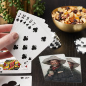 西部開拓時代の酒場にいるスペイン風のランチェロカウボーイ トランプ (インサイチュ)