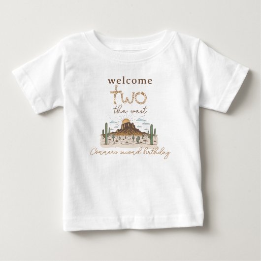 西部風ブラウンウェルカムツー ザ ウエスト 2歳誕生日 ベビーTシャツ (正面)