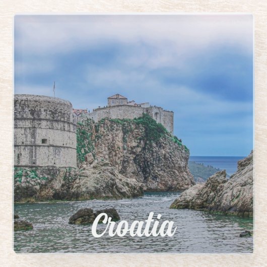 要塞の壁、岩の多い海岸、クロアチアの海 ガラスコースター (正面)