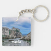 要塞の壁、岩の多い海岸、クロアチアの海 キーホルダー (裏面)